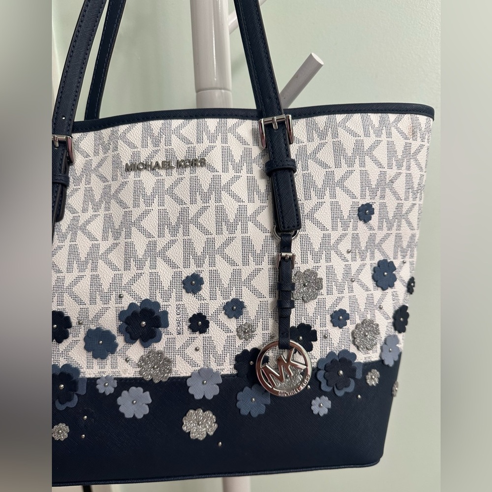 Michael Kors Navy and White Jet Set Medium Tote with Apliques - Picture 3 of 4
